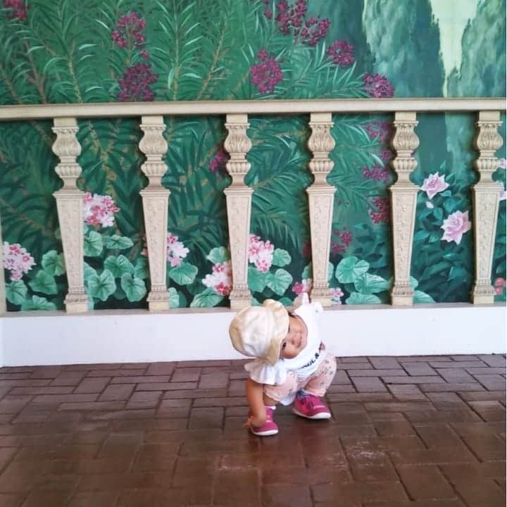 二條満月のインスタグラム：「みーちゃん、初めての場所へお出掛け😁✨ 可愛い背景を見つけてパシャリ📸💕  「はい、チーズ📸」の声に合わせてこのポージング🤣 どこで覚えたのかしら😆  #1歳 #1月生まれ #女の子ベビー #女の子ママ #成長記録 #公園散歩 #公園フォト #お散歩大好き #初めての場所 #赤ちゃんのいる暮らし #赤ちゃんのいる生活 #新米ママ #スマイル育児 #ままのて #ベビフル #かわあか #ミキハウス笑顔カウンター #ゼクシィBaby」