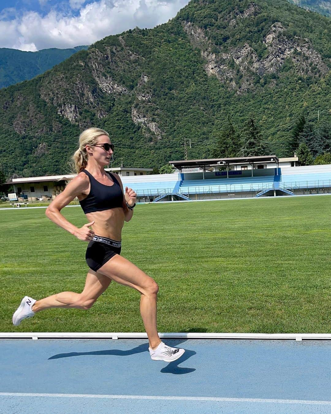 エマ・コバーンさんのインスタグラム写真 - (エマ・コバーンInstagram)「R&R&R. Rest, Relaxation & RUNNING. Almost 4 weeks in St Moritz and we loved it all. Big race just around the corner 😜 feeling good!」7月24日 0時04分 - emmacoburn