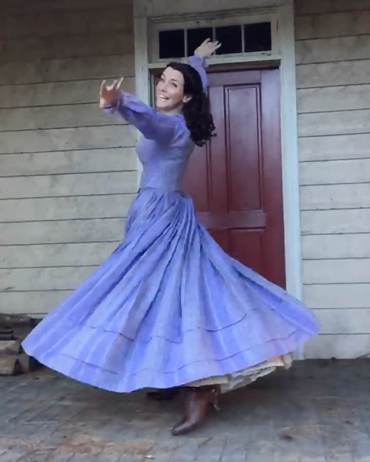 アニー・ワーシングのインスタグラム：「How can one not twirl in this dress?! 💜 Hope you are dancing your cares away like Mama Salvatore! 💃 #TVD #bts #MamaSalvatore #TheVampireDiaries」