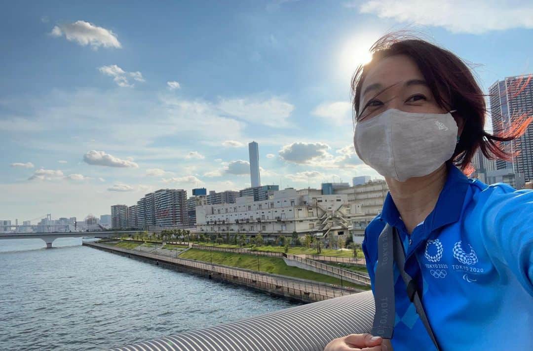 住吉美紀さんのインスタグラム写真 - (住吉美紀Instagram)「#tokyo2020 I am volunteering for The Olympic and Paralympic Games Tokyo2020! Yesterday was my first day,and I felt excited and honoured to actually be part of this historical event.  The Olympics taking place in the city one lives in is not something that happens everyday. I knew I wanted to take part in this once in a life time opportunity and applied 2yrs ago. I wouldn’t have had been able to participate if the event was last year since I was still weak from being infected with COVID19 in the spring. I was unsure about what to do this year, not just from the spread of the virus but also doubts in Japan about the event itself.  But I decided I wanted to contribute after all.  First, because I think Japan owed it to the world to do its best to make TOKYO2020 a quality event. The Olympic Games belong to the people and athletes of the world, and since Japan volunteered to be the host, we cannot give up.  Second, because I wanted athletes and team members from the 200+ countries that made it here to Tokyo in spite of this pandemic to feel glad that they came and to leave with a good impression of Tokyo and Japan. I’ve lived and traveled to many countries and places, and experienced that it’s often little things that determine the overall impression of a place, if you love or hate a city, like meeting a kind citizen, or eating something really delicious, or being deeply moved by the sound of the language or the beauty of the city vibes.  I want to contribute, although very trivial what one person can do, but I still want to contribute to the overall happiness and positiveness of this event.  So I am volunteering. During the Olympic Games I will be working in the Olympic Village (which in itself is very exciting), helping with the certificates and medal cases that are handed to the winners. I hope the amazing athletes have a fruitful, great and safe time during their stay.  #tokyo2020volunteer #olympicvolunteer #olympics #paralympics #fieldcast #volunteer #olympicvillage #tokyoite」7月24日 0時26分 - miki_sumiyoshi