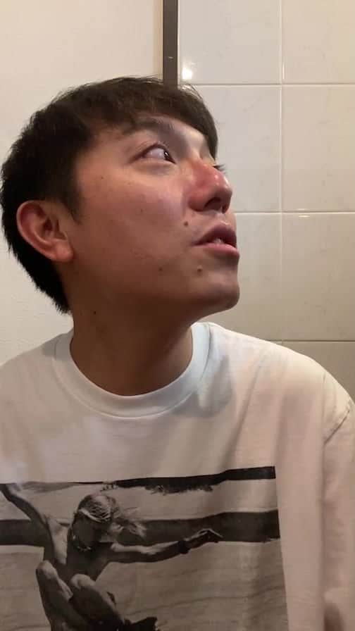 のインスタグラム：「筋トレして翌日のご報告です。 かなり筋肉痛でヤバいです…あれ？胸にパンチ食らったぐらい痛いです。 こっからどうなるかお楽しみに⭐️ #沖縄#okinawa#筋トレ#筋肉痛#筋トレ男子#芸人#お笑い#よしもと#トレーニング」