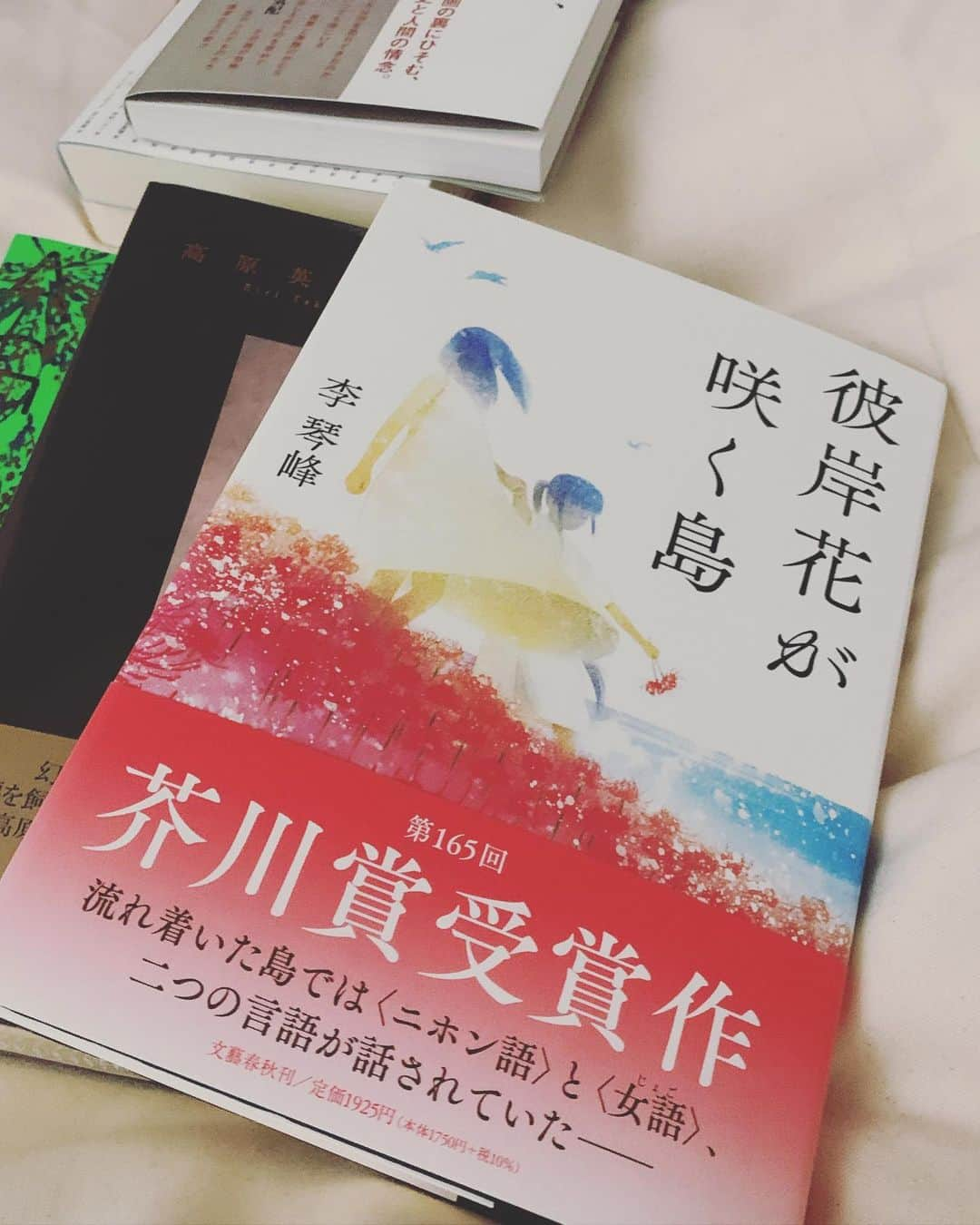 梅津瑞樹さんのインスタグラム写真 - (梅津瑞樹Instagram)「このところ毎日飛んだり跳ねたりロードバイク乗ったりしているので二の腕が太過ぎますが、それはさておき先日の休演日に本屋さんで色々買ったのだけれど面白い。久方ぶりに受賞作品を面白いと感じた。 因みに他の受賞作、ことに「テスカトリポカ」は在庫があまりないのか中々店頭で見かけないので紙で手元に置きたい者は注意されたし。  どうでもよいが、帰宅して映画を見て筋トレをして寝るというルーティンが出来上がっている。 今度、ブラックウィドウが公開されるのでマーベル映画が安い。好きな作品はあれど、シリーズ自体には米粒ほどの興味もなかったがこの際だからと見ている。　  この一週間で観たのは、 アベンジャーズ アベンジャーズ エイジオブウルトロン アベンジャーズ インフィニティウォー(マイティソーとか他のシリーズを観ていないと、前作との合間に知らないことが起きている優しくない仕様。しかも、知らないが故に喉にトゲが刺さったままでも見ることができる絶妙な具合なので、絶妙にモヤモヤを引きずることとなる)  アントマン&ワスプ  ヴェノム(良い意味で予想を裏切られた。バディムービー好きにおすすめ)  ドクターストレンジ(いつも見かける度に思うけどベネディクト・カンバーバッチがあまり好きになれない)   X-MEN、X-MEN2 (久々に当時の絶妙にチープなあの雰囲気を味わいたくて見た。パトリック・スチュワート演じるプロフェッサーXの胸毛が凄く濃かったことだけが印象に残った)   ガーディアンズオブギャラクシー、ガーディアンズオブギャラクシーリミックス(何回見てもビバップの思い出が蘇る。好き)  デッドプール、デッドプール2(期待していた程面白くはなかったけど、見終わったあとちょっと寂しい)  マイティソー/ダークワールド(前述の喉に刺さったトゲを取るために見た) を観た。 あとマイティソー バトルロイヤルとブラックパンサーとアベンジャーズ エンドゲームを観たら、マーベル系列には終止符をうてる。ドラマは知らん。 因みに僕は「デアデビル」が好き。昔DVDがワゴンで叩き売りされていたので買ったら、思いの外楽しませてくれたから。」7月24日 1時06分 - umetsumizuki