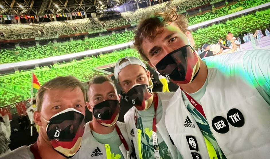 アレクサンダー・ズベレフのインスタグラム：「These kind of moments as an athlete, you never forget. Being part of the Olympics and representing your own country is a dream for every young kid growing up who has the goal to become an athlete 🇩🇪 Incredible and unforgettable night!🎆 But this was just the beginning…Let the Games begin 🖤❤️💛 #deutschland #aufgehts #Tokyo2020 #Olympics #Tennis」