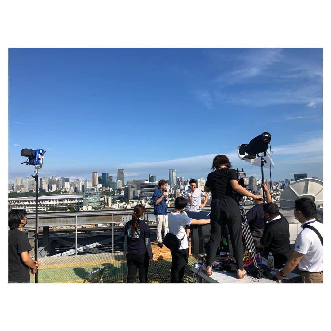 平山雅さんのインスタグラム写真 - (平山雅Instagram)「💙💛🖤💚❤️ 国立競技場と青空とヒロミさんとみやぞんさん🕊 これまで一緒にいろんな選手の取材をしてきたお二人と開会式のこの日を迎えることができて、嬉しい。 (東京と名古屋で離れてるけど笑)  はじまりましたね、東京オリンピック。 あすから応援大忙しだっ！！  #tokyo2020  #ヒロミ さん #みやぞん さん #国立競技場  #オリンピックスタジアム  #🕊   #平山雅 #きょうお休みのスタッフさんが画面撮って送ってくれた #そんなことも嬉しい」7月24日 1時46分 - miyabi_hirayama114
