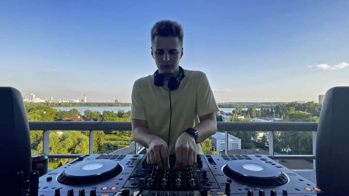 パヴェル・イグナテンコのインスタグラム：「Out.wav | Moscow Balcony Chillrave DJ Set 🌴  ⠀  Смотри/слушай Ссылка в био」