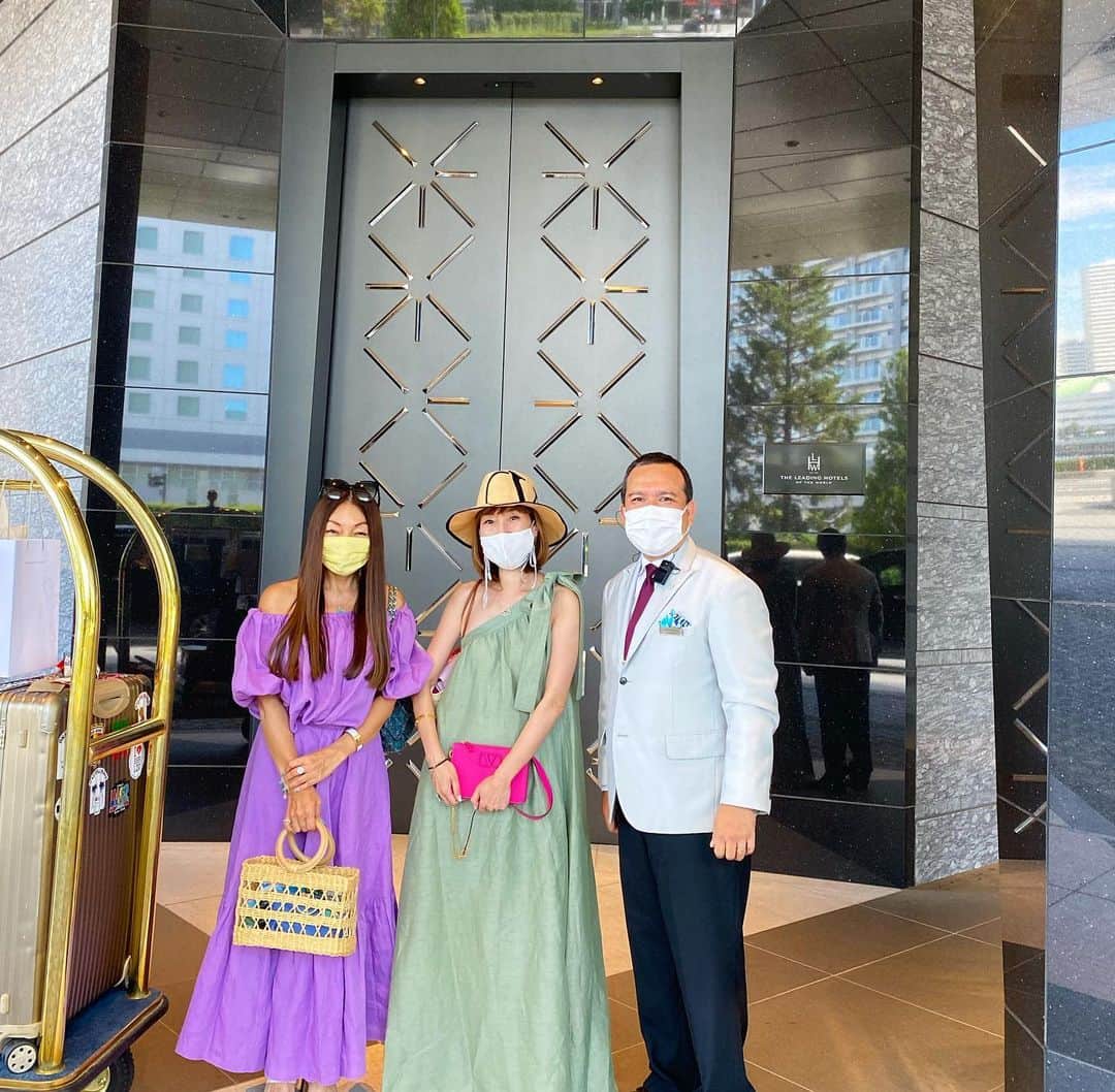 マキ・コニクソンさんのインスタグラム写真 - (マキ・コニクソンInstagram)「The Kahala Hotel & Resort Yokohama に二泊でスティケーションに来ました！去年9月23日にオープンしてからずーーっと宿泊したかったから今回来れてめちゃくちゃ嬉しいっ！🤗  横浜のみなとみらいにあります！海と海を繋ぐと言うことから横浜にしたそうです！  カハラホテルとはコンセプトが違うのですが共通点は”高級感があること！”カハラ ホテル横浜は洗練された最新ホテルって感じ！  とにかく”サービスが良い！”スタッフが皆んなスーパーフレンドリー！😊まるでハワイにいるようです！日本のサービスとハワイのフレンドリーさが混ざって非常に居心地良い高級ホテルです！  まだまだ細かくホテル レポートするけど まずは私のお部屋を紹介します！  写真一枚目はホテルのエントランスです！  写真二枚はパイナップルの容器にはいった スペシャルドリンクのサービスがありました！持ってきてくれたスタッフはUH(ハワイ大学)に通ってた空ちゃん。Mahalo!! ハワイが恋しいって言ってました。😢  写真三枚目はWelcome Drinkと一緒に置いてあったカハラ ホテル オリジナルのマカデミアナッツ チョコ！ホテル一階のカハラショップで販売しています！これって貰ったらめちゃくちゃ嬉しいやつ！🙌🏼🙌🏼  お部屋の様子は動画で紹介しています！ 是非みてね！☝🏼  #カハラホテル横浜  #kahalahotelyokohama  #スティケーション #コニクソンのホテルレポ✍🏻」7月24日 2時37分 - makikonikson