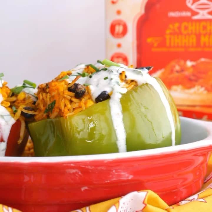 Easy Recipesのインスタグラム：「If you love Indian Cuisine, I guarantee you will LOVE this Chicken Tikka Stuffed Peppers! I created this dish using @DeepIndianKitchen‘s frozen Chicken Tikka Masala. It’s very convenient when looking for a quick solution and gives an authentic Indian food experience. Deep Indian Kitchen is family owned, always made fresh from scratch, certified halal and made with non GMO ingredients. They also carry many varieties of vegan and vegetarian dishes. Each purchase helps towards providing educational access to underprivileged children in rural India. Can it get any better? #DeepIndianKitchen  Chicken Tikka Stuffed Peppers  Ingredients  2 packs Chicken Tikka Masala   4 medium bell peppers, red, yellow and green  2/3 cup black beans  ¾ cup corn  ¼ cup chopped cilantro leaves, not packed  Chopped chives  THE YOGURT SAUCE  ½ cup full fat yogurt  ½ small jalapeno  ½ stalk green onion  Salt to taste  ¼ tsp. garam masala spice  2 tbsps. lime juice  3 tbsps. cilantro leaf (close to ¼ cup but not packed)  Instructions:  · Defrost the meal ahead of time. · Preheat oven to 400 F. · Cut the top of the peppers and remove the core. · Place the peppers on a baking dish and spray with olive oil. Bake at 400 F for 10 minutes. · Meanwhile, prepare the filling. · Remove the chicken pieces from the sauce and place on a cutting board. Chop them into smaller pieces and transfer to a bowl. · Start adding the rest of the ingredients in the bowl: the rice, the sauce, corn, cilantro and black beans. · Mix them all together. · Once the pepper cooks for 10 minutes, remove and stuff them with the filling. · Return the stuffed peppers back into the oven and bake for another 10 minutes. · Remove from the oven, let it cool for a few minutes and drizzle some of the yogurt sauce on top. · Top with some chives and serve.」
