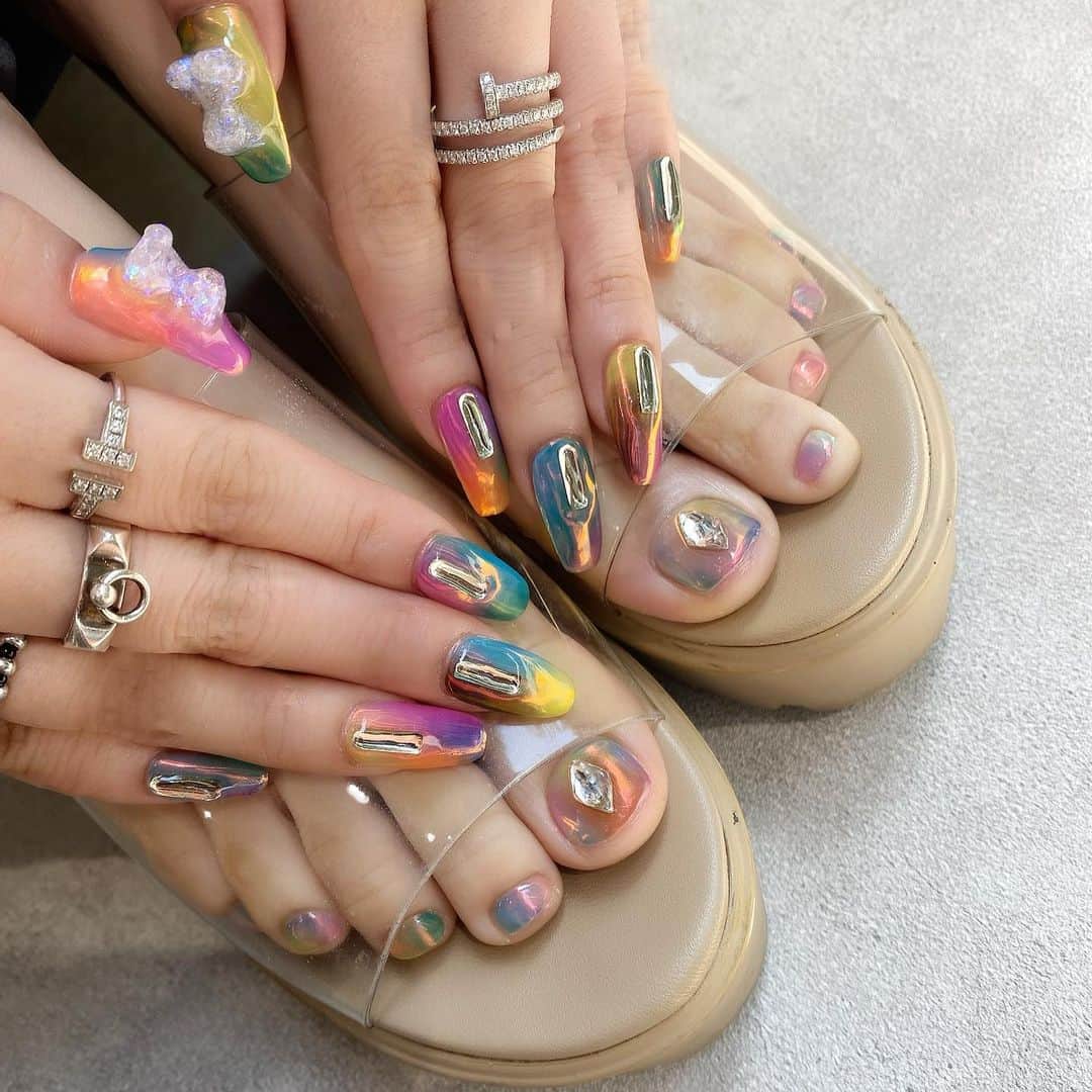 MASAMIのインスタグラム：「タイダイにクロムパウダーの🆕💅💎✨ 独特すぎるかわいさ🥰 @lien_liliy」