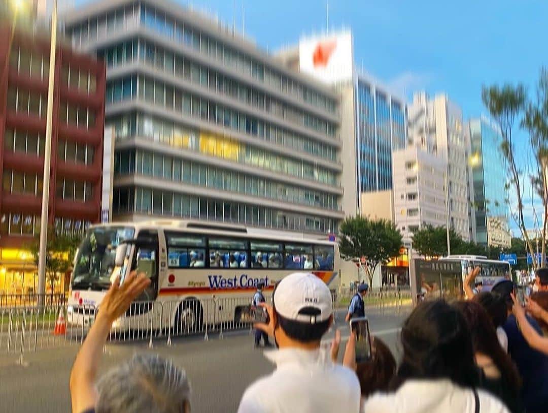 下村彩里さんのインスタグラム写真 - (下村彩里Instagram)「7月23日東京オリンピック開会式当日。  ブルーインパルスをキラキラした目で見つめる子供たち。 選手団を一目見ようと笑顔で大きく手を振る人。  一方で会場付近では デモ活動を行う人の姿も。  街中では複雑にぶつかり合う 人の想いを目の当たりにしました。  色々な人の声に耳を傾け 丁寧に取材をしていきたいです。  1枚目 #国立競技場 前 2枚目 #交通規制 された #青山通り 3枚目 #バス で #会場へと向かう #選手団 4枚目 #ブルーインパルス ロケに合わせて #カメラマンさんの #ブルーインパルス帽子」7月24日 16時02分 - sairi.shimomura_ex
