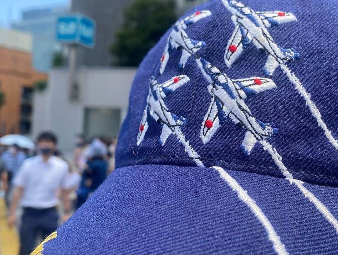 下村彩里さんのインスタグラム写真 - (下村彩里Instagram)「7月23日東京オリンピック開会式当日。  ブルーインパルスをキラキラした目で見つめる子供たち。 選手団を一目見ようと笑顔で大きく手を振る人。  一方で会場付近では デモ活動を行う人の姿も。  街中では複雑にぶつかり合う 人の想いを目の当たりにしました。  色々な人の声に耳を傾け 丁寧に取材をしていきたいです。  1枚目 #国立競技場 前 2枚目 #交通規制 された #青山通り 3枚目 #バス で #会場へと向かう #選手団 4枚目 #ブルーインパルス ロケに合わせて #カメラマンさんの #ブルーインパルス帽子」7月24日 16時02分 - sairi.shimomura_ex