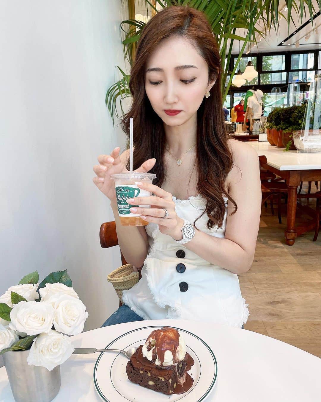 曲渕伊代のインスタグラム：「Ralph's Coffee Ginza🧸🌴 チョコ好きな👱‍♂️としおりんおすすめカフェへ☕️ ブラウニーにアイスとチョコレートソースを追加❤️ アイスティーもはちみつ入りの バニラフレーバーで美味しいのね〜〜🐻🍯 . #ralphscoffee  #ralphlaurencafe  #ralphscoffeeginza #ラルフズコーヒー #ラルフローレンカフェ #ラルフローレン銀座」