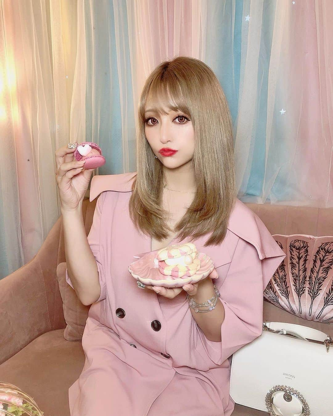 桜井莉菜さんのインスタグラム写真 - (桜井莉菜Instagram)「お気に入りの全身コーデ💓 この日は @jimmychoo の バッグをメインに服装考えて コーディネートしました💖 @riina_couture のトレンチコート風ワンピースが合う🥰 【 @mamarontokyo 】にピッタリのコーデで行けて良かった❤️😍❤️ 空間とお洋服を合わせるのって大事よねッ🙌✨  #ootd#code#codenate#全身コーデ#マカロン#ママロン#ママロントウキョウ#新大久保#カフェ#新大久保カフェ#新大久保ランチ」7月24日 16時15分 - rina__sakurai