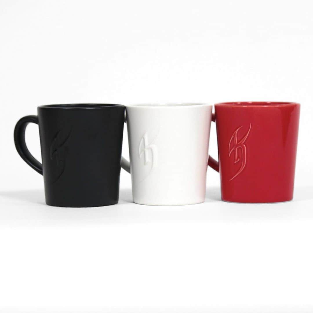 氷室京介のインスタグラム：「ANNIVERSARY MUG CUP〈ANGEL〉  愛知県瀬戸市にある食器メーカーでオリジナル型を図面からおこして製造した完全オリジナル仕様のマグカップ。側面には「KH」と「ANGEL」凸型、そして外底面にはクロスのモチーフを施しました。アニバーサリー･スペシャル･ブレンド「ANGEL」をお楽しみいただくのにぴったりなマグカップです。  種別：マットブラック / マットホワイト / レッド（艶） サイズ：280ml / 最大口径80mm 高さ90mm 素材：磁器  アニバーサリーグッズ販売サイト https://live-ec.jp/khec33boa/  アニバーサリーグッズ購入者プレゼント案内はプロフィール　@himuro_com からhimuro.comへアクセスしてください💫」