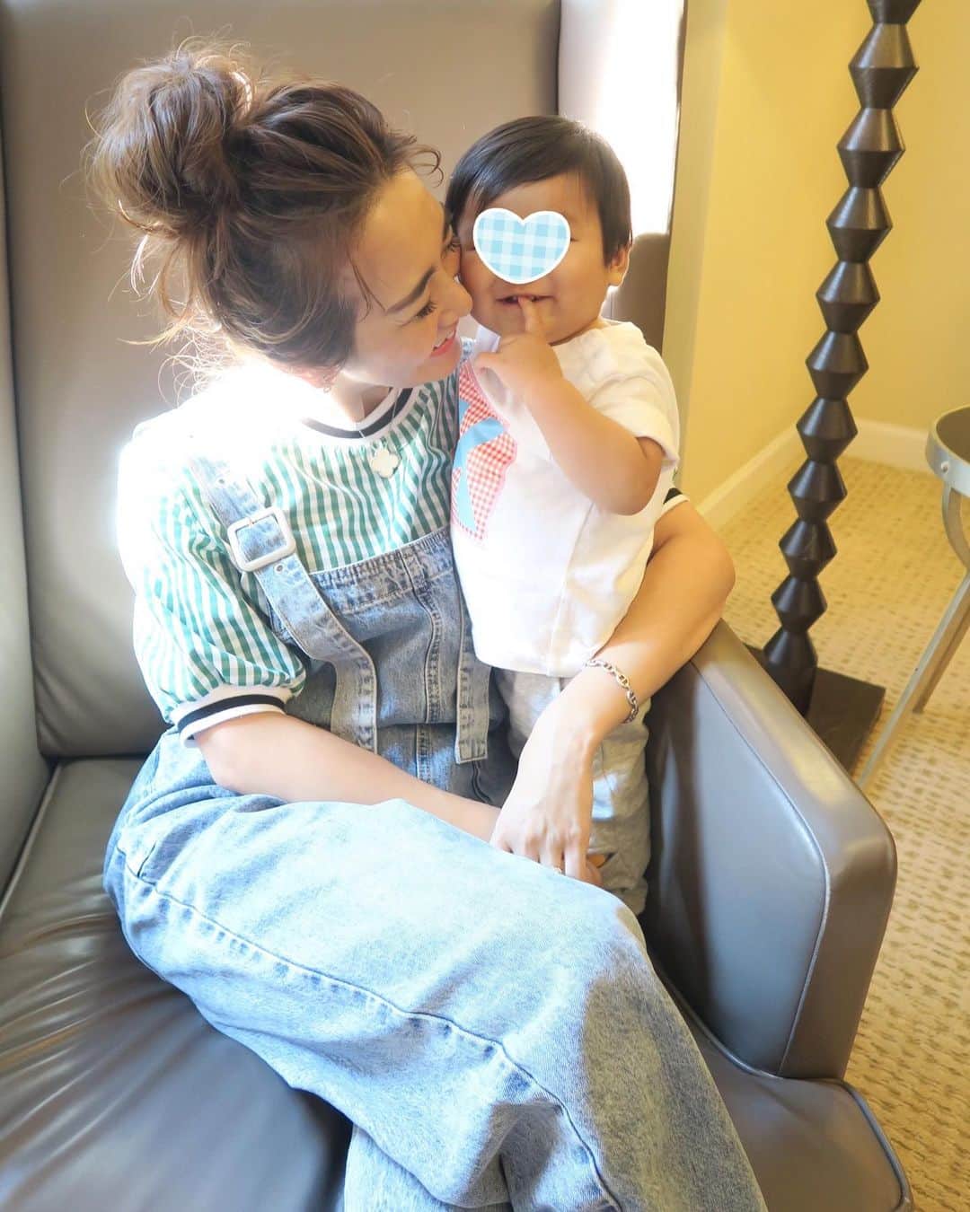 Mai Wakimizuのインスタグラム：「一番最近覚えたポーズが人差し指をほっぺにあてた"カワイイポーズ"♡(ポーズとしては2枚目が正解♡)名カメラマンのお陰でご機嫌良しなうえに珍しく全部カメラ目線でした＼(^o^)／photo by @ayuohashi♡ #1歳#1歳男の子#男の子ママ#mamalife」