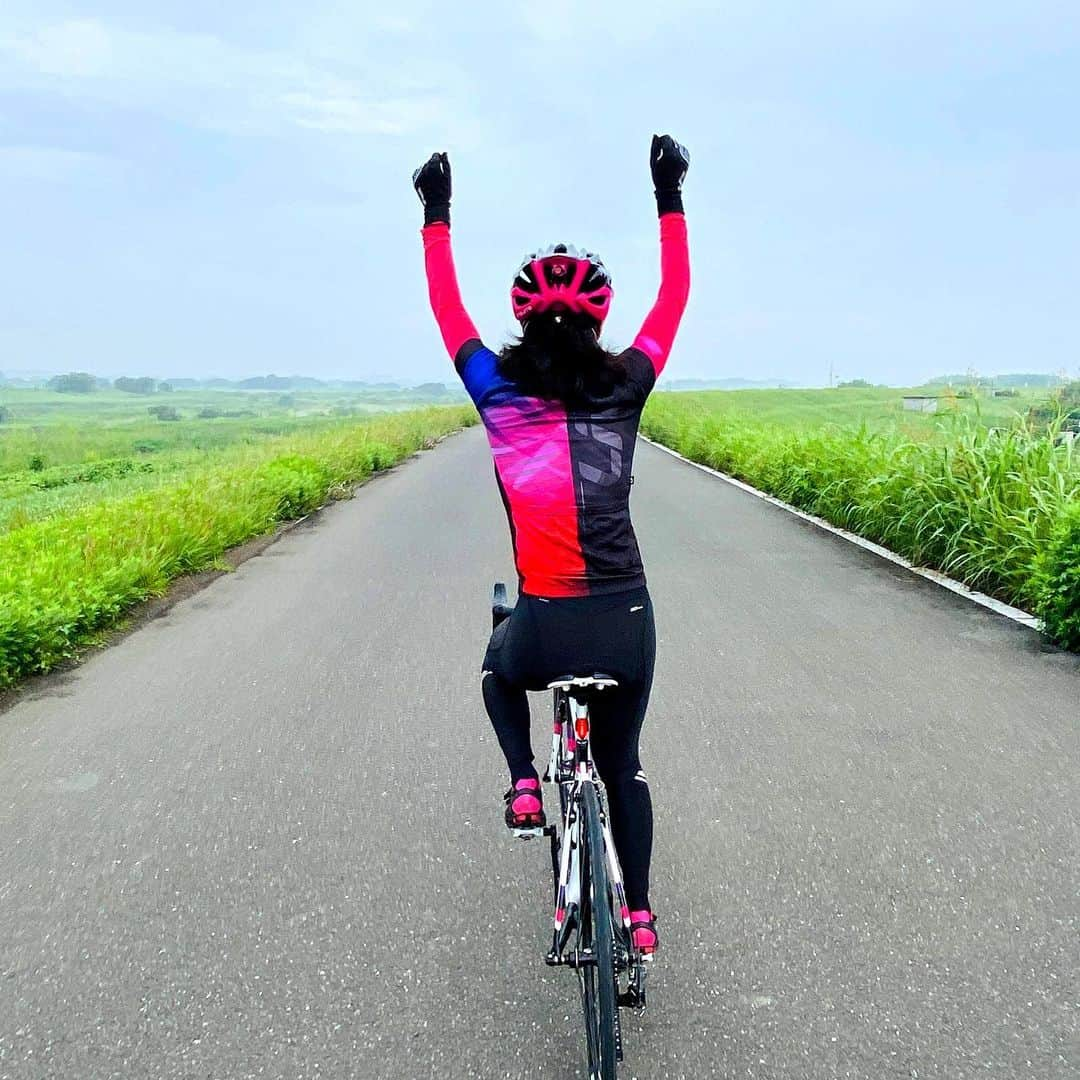 一青妙さんのインスタグラム写真 - (一青妙Instagram)「今日は東京オリンピック男子ロードレース🚴‍♀️！東京の武蔵野の森公園から富士スピードウェイまでの約244kmを世界から集まってきたトップクラスの選手たちが走り抜けます。 ゴールでこんなふうに両手を挙げるシーンを見て、練習しちゃいました^ - ^ 余裕がないのがバレバレですが……それっぽい？！  #サイクリング　#ロードレースオリンピックコース #ワンダーブルー #wonderblue #liv #team_wonderblue #LivCycling #livjp #giant #サイクルチームワンダーブルー #自転車女子 #ジャイアント #一青妙 #ソロライド #自転車のある風景 #ロードバイク #ロードバイク女子 ＃ヒルクライム #サイクリング #roadbike #スポーツ女子 #オリンピック #オリンピックロードレース #富士スピードウェイ」7月24日 9時25分 - hitototae