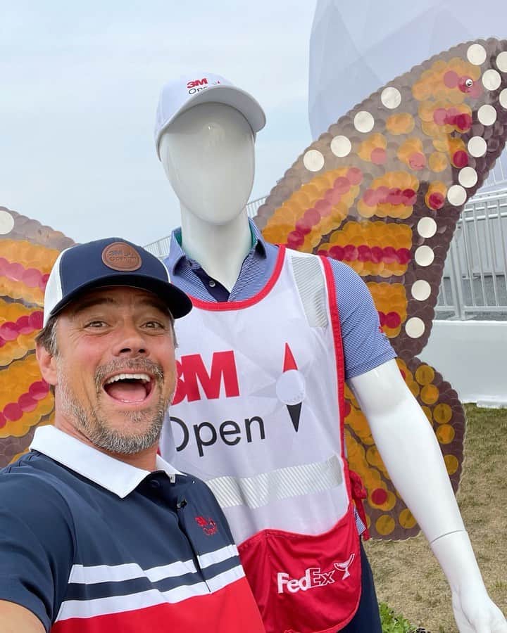 のインスタグラム：「Here at the @3MOpen, @3M Science has really got your back. For example- you’ll never lose your caddie rocking the @3MScotchlite bibs (especially if he’s made of wood).  AND he’ll never complain when you stop to stuff your face with s’mores.」