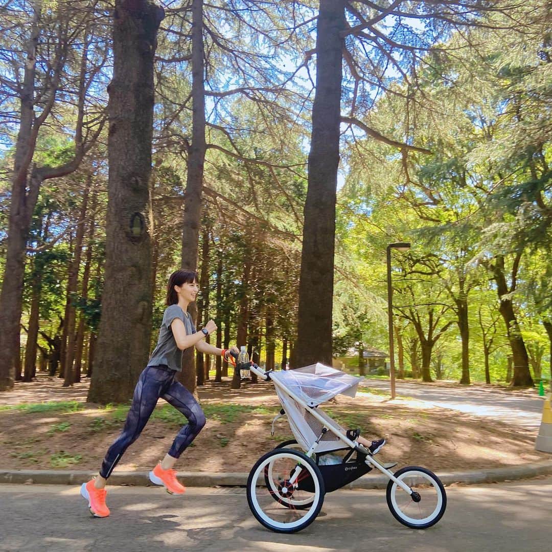 安田美沙子さんのインスタグラム写真 - (安田美沙子Instagram)「CYBEX AVIでバギーランデビューしました✨  車輪がしっかりしているのでグラグラせず腕の負荷がなく、体にバギーが付いて来てくれる感じ☺️  クッション性が高く、滑らかな走りで、息子は振動を全く感じていないようで、リラックスしていました🌈  子供が生まれてから、ランの時間が取りにくくなっていたけど、これなら一緒に同じ景色や空気を味わえそうです🤍  ライフスタイルを変えずに、安全に配慮しながら息子も共に走れる事は、私の人生においてとても幸せなこと✨  好きな組み合わせでフレームとシートを選べるので、私はグレーのカラーをメインに選んでみました✨ どんな景色にも、ウェアにも合いそうです🌿 いつか、海沿いを一緒に走ってみたいなぁ☺️✨  #cybex_pr #cybexsport #cybexavi #shapeyouup @cybex_japan」7月24日 9時44分 - yasuda_misako