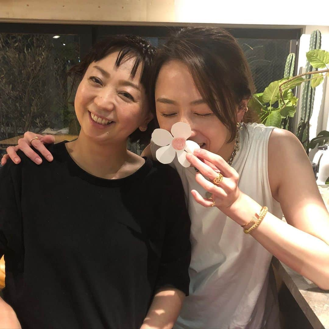 杏さゆりさんのインスタグラム写真 - (杏さゆりInstagram)「大好きなお友達と❤️ 数少ない貴重な年上のお友達😇❣️ . いつも心配してくれて優しい✨ 持つべきものはホントに友✨☺️ . そしてーーーーー！！！！ やっと家なき子卒業😂😂😂 . 24日間の 借り暮らしのアンズッティ🪴 もうなりませんよーに🙏 こんなに民泊にお世話になるなんて思ってもみなかったけど 気に入ったお家に引っ越せて一安心☺️✨ . トランク2つに観葉植物抱っこして。。。なかなか無い良い経験をさせてもらいました😂 . これから大量のダンボールと格闘です🙌✨ . #大好きなお友達 #持つべきものは友 #家なき子 #借り暮らし #杏さゆり　#SayuriAnzu」7月24日 10時09分 - anzu_sayuri_official