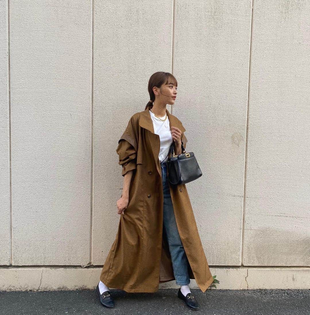 近藤千尋のインスタグラム：「夏休みいかがお過ごしですか🌈  MURUAのトレンチコートを 着て撮影📸でした♥️ もう秋服。。。🍁早いなぁ〜💞 カラー総選挙をしているらしく 色はキャメルにしました🥰  #murua #murua_snap #bestofトレンチbymurua #muruaカラー総選挙 @murua_official @murua_by_staff」