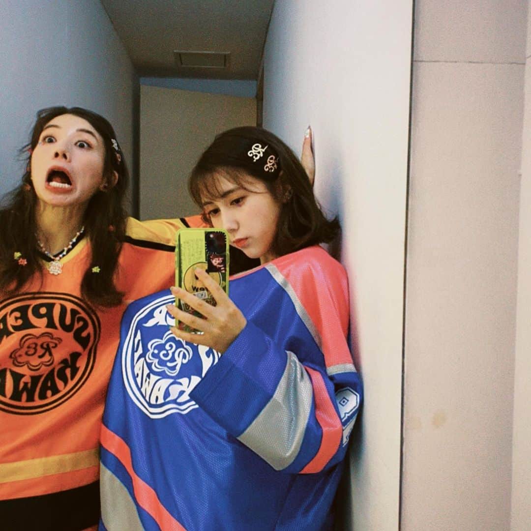 仲里依紗のインスタグラム：「いつもこの調子でふざけてしまう姉🤷🏻‍♀️🌺 そしてその横でしっかりぶりっこをするれいちゃん🧏🏼‍♀️💗  れいちゃんとは9コ歳が離れてるけど姉妹って楽しい最高💕 ２番目のまりあちゃんは母だし顔出し🆖だから載せていないけど、三姉妹揃うとまじ最強でずっと笑ってる😂✨💟  今日のYouTubeは 初❣️れいちゃんとYouTubeライブだよ😘😘😘 夜22時からやろうと思っているからみんな集まれ〜💗💗💗 明日お昼12時から発売開始の @re._oyoufukuyasan_ のリンガーTシャツ👕を着てお祭り騒ぎする〜🥰 ドキドキ❣️❣️❣️Tシャツ気に入ったらゲットしてみてね💕」