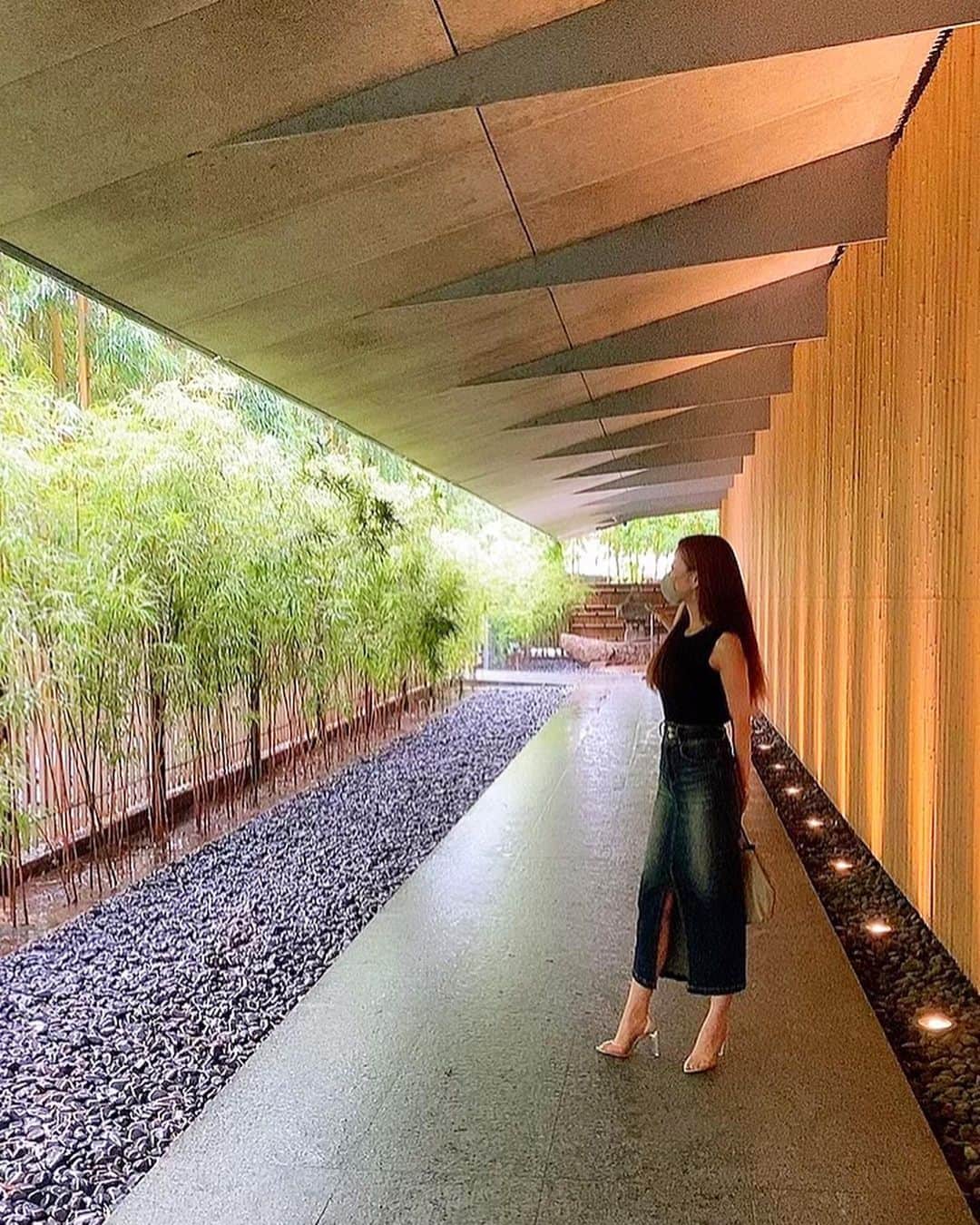 𝐀𝐬𝐚𝐤𝐮𝐫𝐚𝐌𝐢𝐰𝐚 のインスタグラム：「🏺 歴史苦手だけど美術館はすき🧏🏻‍♀️ . . 2枚目▶︎庭園から館内に戻るのが あと数秒遅ければ打たれていた滝行。 . 3枚目▶︎嵐の前の静けさ。 . . #nezumuseum #museum #suddenrain #cafe #nezucafe #tokyo #根津美術館 #美術館 #建築 #庭園 #アート #ゲリラ豪雨 #雹 #港区 #南青山 #カフェ」