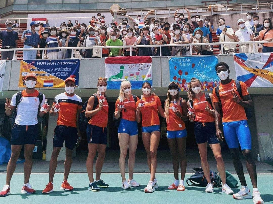 ダフネ・シパーズのインスタグラム：「Special training day today 😊 There was a small (tested) Japanese crowd cheering for us, they learned and played our national anthem and they gave us handmade souvenirs. The Games are not what they used to but moments like these make it special anyway 🥰」