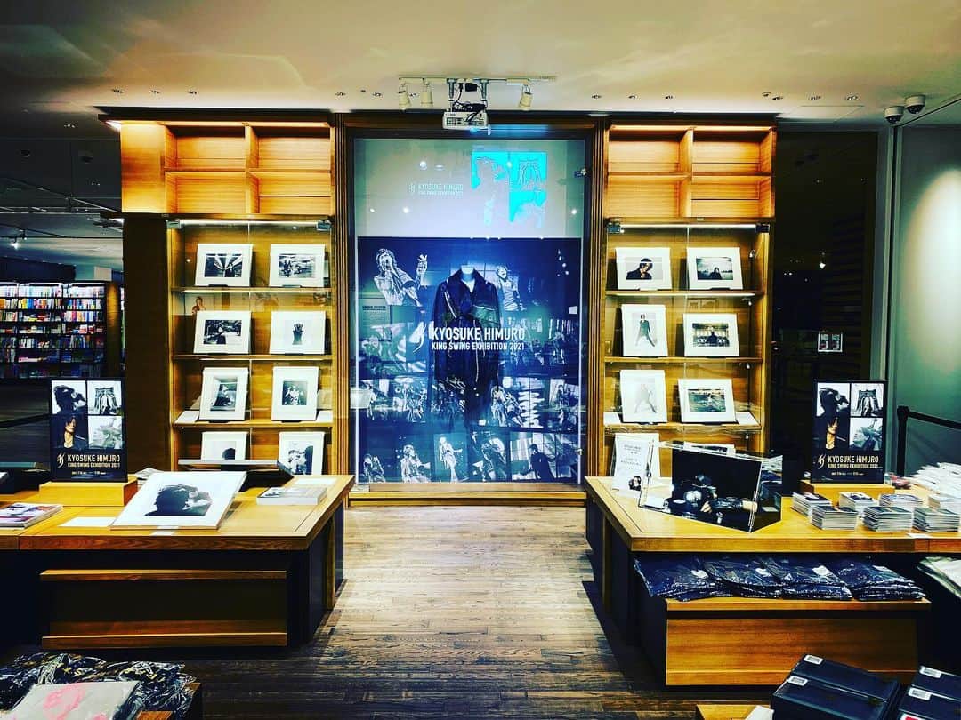 氷室京介のインスタグラム：「《KING SWING EXHIBITION 2021》奈良蔦屋書店での開催は明日7月25日(日)までです。この機会に是非💫 代官山蔦屋書店での開催は6日後の7月30日(金)からです。こちらもお楽しみに⚜️ #kyosukehimuro #kingswing2021」