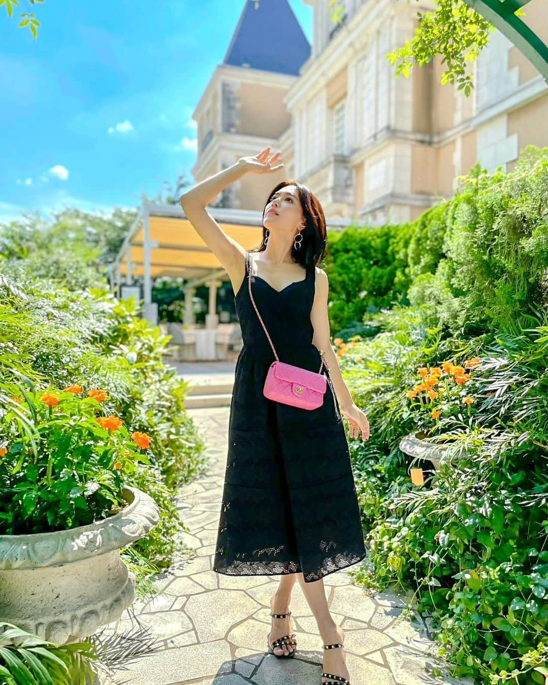 石井里奈さんのインスタグラム写真 - (石井里奈Instagram)「こんにちは💕 . 今日はパリコーデ🇫🇷👗✨ フランス旅行に行ってる気分で恵比寿のガーデンプレイスへ🚶‍♂️💕 お花も綺麗に咲いてて外観も綺麗で私の好きな場所。新しいワンピースを着ていきました✨ . dress... @tarajarmon_jp  bag... @chanelofficial  sandals... @maisonvalentino  . 大好きなタラジャーモン✨パリに行った時も見つけて嬉しかったな❤ 胸元や背中が綺麗にあいててシルエットが綺麗なのでまるでパリジェンヌ気分✨ . 落ち着いたらまた行きたいな🇫🇷 . 今日も素敵な一日を✨ . #りなまるコーデ #tarajarmon #タラジャーモン #フランス旅行 #パリ #パリジェンヌ #paris #parisienne #フランス旅行 #夏ワンピ #夏コーデ #インポートドレス #インポート #import #blackdress #黒ドレス #chanel #シャネル #シャネルバッグ #valentino #ヴァレンティノ #恵比寿ガーデンプレイス #ガーデンプレイス #恵比寿 #ebisu #恵比寿カフェ #おしゃれさんと繋がりたい #おしゃれ #デート #デートコーデ #モテコーデ」7月24日 12時09分 - ri7tin1025