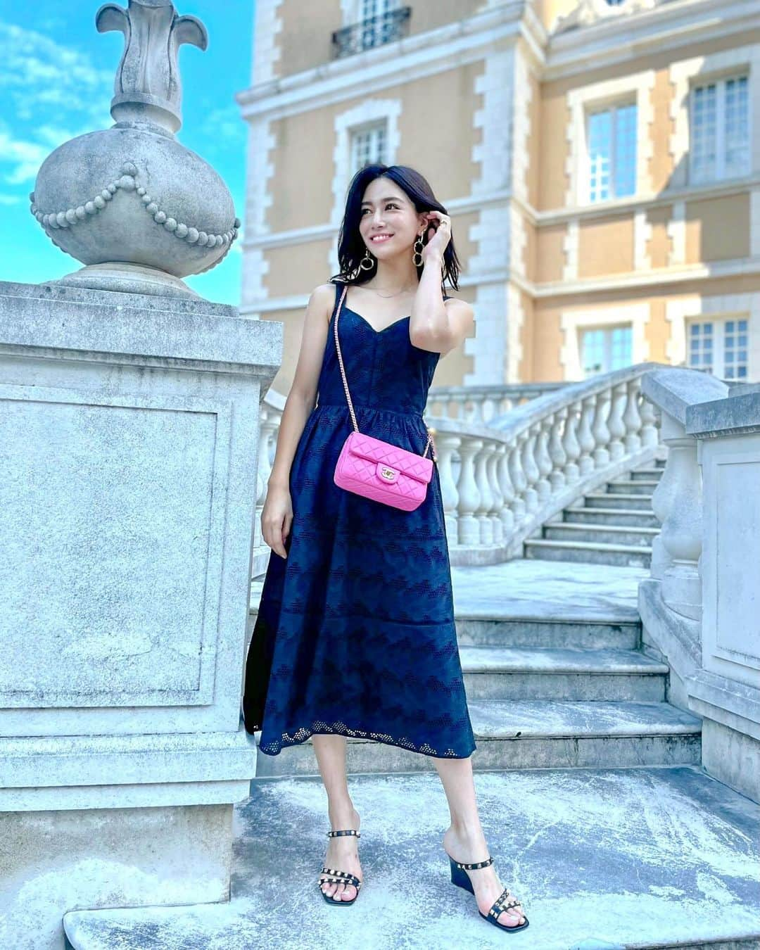 石井里奈さんのインスタグラム写真 - (石井里奈Instagram)「こんにちは💕 . 今日はパリコーデ🇫🇷👗✨ フランス旅行に行ってる気分で恵比寿のガーデンプレイスへ🚶‍♂️💕 お花も綺麗に咲いてて外観も綺麗で私の好きな場所。新しいワンピースを着ていきました✨ . dress... @tarajarmon_jp  bag... @chanelofficial  sandals... @maisonvalentino  . 大好きなタラジャーモン✨パリに行った時も見つけて嬉しかったな❤ 胸元や背中が綺麗にあいててシルエットが綺麗なのでまるでパリジェンヌ気分✨ . 落ち着いたらまた行きたいな🇫🇷 . 今日も素敵な一日を✨ . #りなまるコーデ #tarajarmon #タラジャーモン #フランス旅行 #パリ #パリジェンヌ #paris #parisienne #フランス旅行 #夏ワンピ #夏コーデ #インポートドレス #インポート #import #blackdress #黒ドレス #chanel #シャネル #シャネルバッグ #valentino #ヴァレンティノ #恵比寿ガーデンプレイス #ガーデンプレイス #恵比寿 #ebisu #恵比寿カフェ #おしゃれさんと繋がりたい #おしゃれ #デート #デートコーデ #モテコーデ」7月24日 12時09分 - ri7tin1025