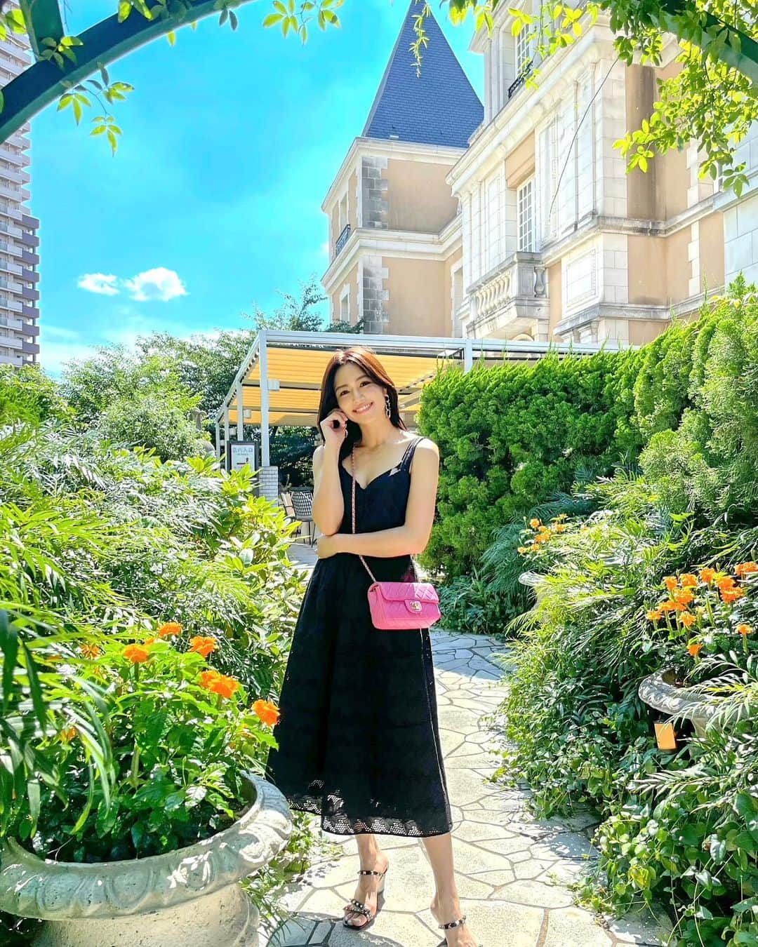 石井里奈さんのインスタグラム写真 - (石井里奈Instagram)「こんにちは💕 . 今日はパリコーデ🇫🇷👗✨ フランス旅行に行ってる気分で恵比寿のガーデンプレイスへ🚶‍♂️💕 お花も綺麗に咲いてて外観も綺麗で私の好きな場所。新しいワンピースを着ていきました✨ . dress... @tarajarmon_jp  bag... @chanelofficial  sandals... @maisonvalentino  . 大好きなタラジャーモン✨パリに行った時も見つけて嬉しかったな❤ 胸元や背中が綺麗にあいててシルエットが綺麗なのでまるでパリジェンヌ気分✨ . 落ち着いたらまた行きたいな🇫🇷 . 今日も素敵な一日を✨ . #りなまるコーデ #tarajarmon #タラジャーモン #フランス旅行 #パリ #パリジェンヌ #paris #parisienne #フランス旅行 #夏ワンピ #夏コーデ #インポートドレス #インポート #import #blackdress #黒ドレス #chanel #シャネル #シャネルバッグ #valentino #ヴァレンティノ #恵比寿ガーデンプレイス #ガーデンプレイス #恵比寿 #ebisu #恵比寿カフェ #おしゃれさんと繋がりたい #おしゃれ #デート #デートコーデ #モテコーデ」7月24日 12時09分 - ri7tin1025