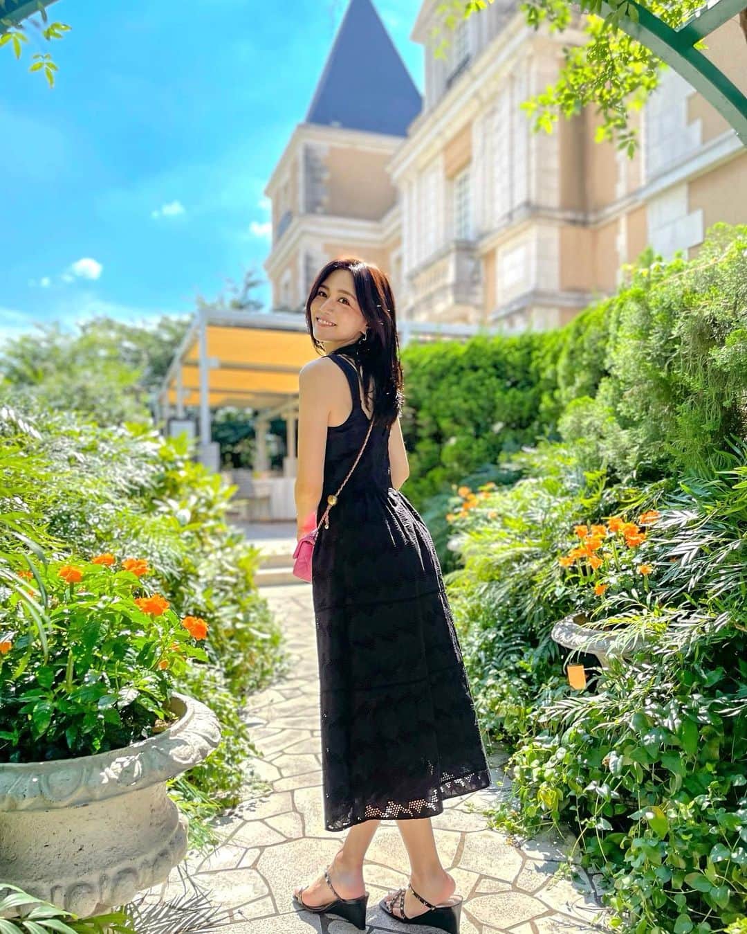 のインスタグラム：「こんにちは💕 . 今日はパリコーデ🇫🇷👗✨ フランス旅行に行ってる気分で恵比寿のガーデンプレイスへ🚶‍♂️💕 お花も綺麗に咲いてて外観も綺麗で私の好きな場所。新しいワンピースを着ていきました✨ . dress... @tarajarmon_jp  bag... @chanelofficial  sandals... @maisonvalentino  . 大好きなタラジャーモン✨パリに行った時も見つけて嬉しかったな❤ 胸元や背中が綺麗にあいててシルエットが綺麗なのでまるでパリジェンヌ気分✨ . 落ち着いたらまた行きたいな🇫🇷 . 今日も素敵な一日を✨ . #りなまるコーデ #tarajarmon #タラジャーモン #フランス旅行 #パリ #パリジェンヌ #paris #parisienne #フランス旅行 #夏ワンピ #夏コーデ #インポートドレス #インポート #import #blackdress #黒ドレス #chanel #シャネル #シャネルバッグ #valentino #ヴァレンティノ #恵比寿ガーデンプレイス #ガーデンプレイス #恵比寿 #ebisu #恵比寿カフェ #おしゃれさんと繋がりたい #おしゃれ #デート #デートコーデ #モテコーデ」