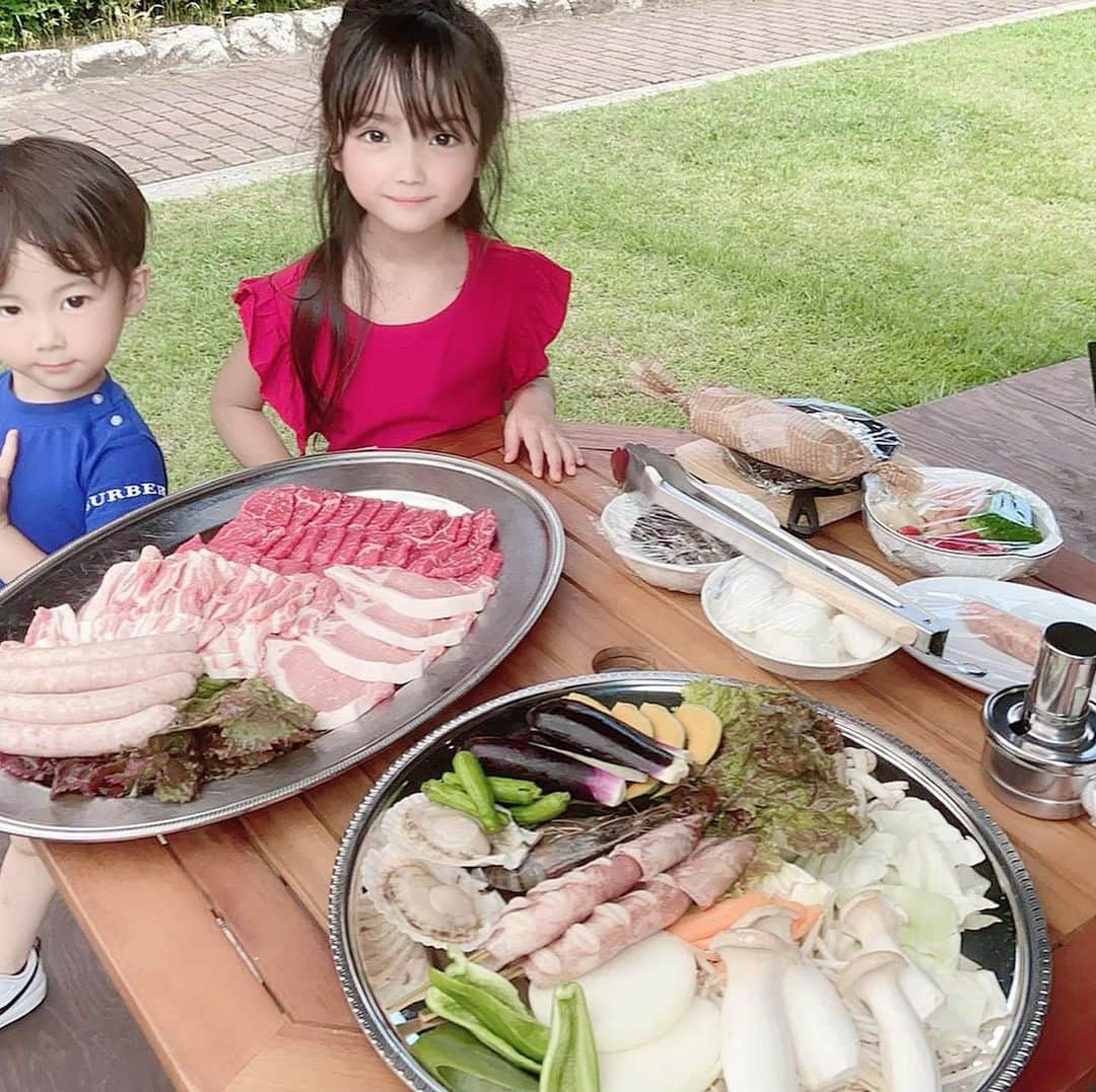 YUAのインスタグラム：「BBQ🍖 4人で食べるには多過ぎた💦 バーベキューのあとは開会式を観ました 延期になったり問題が起きたり無観客になったりして批判がたくさんある中でも準備をしてこの日のために頑張ってくれた方々にお疲れ様でしたと言いたいです いろいろな意見もありますが、やるならば協力したいし応援したいです 頑張れ日本🇯🇵 … …  #yua #kidsmodel #tokyo #japan #もうすぐ6歳 #お受験生 #子育てグラム #instakids #インスタキッズ #youtuberkids #ゆあちゃんねる  #tiktokerkids #子供のいる暮らし  #韓国子供服 #ny好きな人と繋がりたい  #韓国好きな人と繋がりたい  #旅行が好き #l4likes #me」