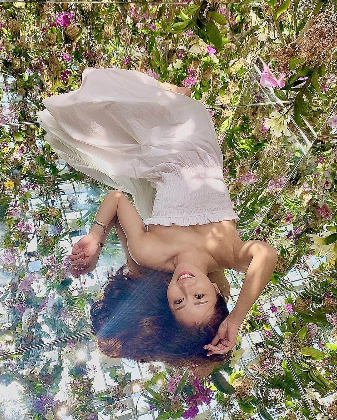 佐野真彩さんのインスタグラム写真 - (佐野真彩Instagram)「@teamlab.planets の続き🕊💐 iPhoneの写真のフォルダから色味を調整する方法を覚えました✨ 動画も色味を変えられるのね🥺 知らなかった...  昨日はオリンピックの開会式を観ていました🇯🇵📺 ドローンでの演出驚いたなぁ😳 TVの前から応援します！   #チームラボプラネッツ #チームラボ豊洲　#チームラボ　#teamlab #teamlabplanets #teamlabtokyo #豊洲　#toyosu #hm #ワンピース　#japanesegirl #asiangirls #オリンピック」7月24日 12時30分 - sano.maya