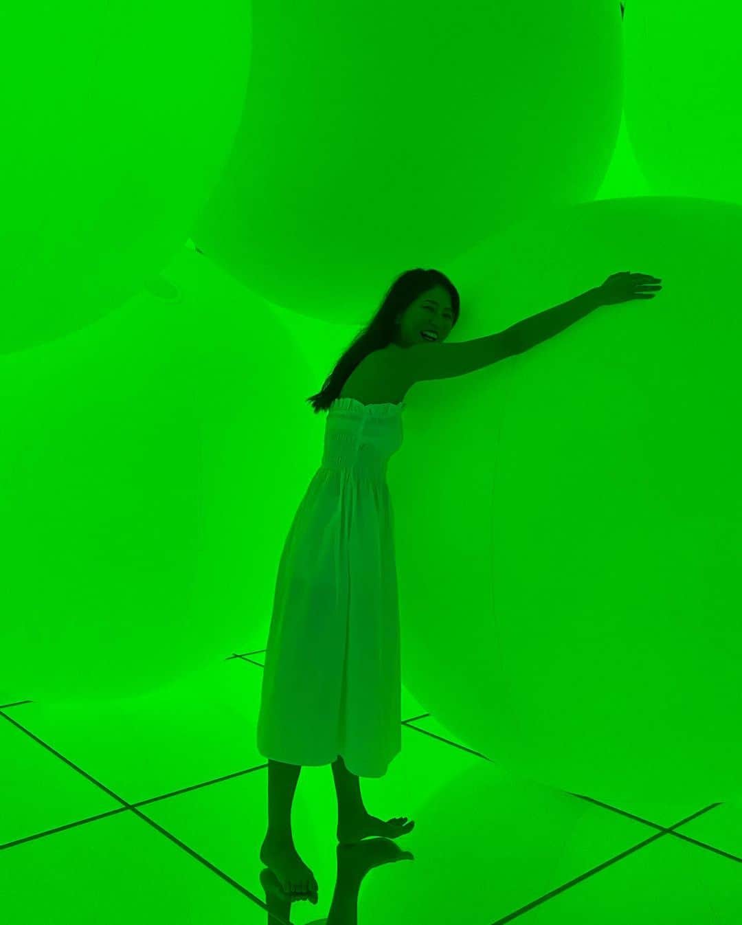 佐野真彩さんのインスタグラム写真 - (佐野真彩Instagram)「@teamlab.planets の続き🕊💐 iPhoneの写真のフォルダから色味を調整する方法を覚えました✨ 動画も色味を変えられるのね🥺 知らなかった...  昨日はオリンピックの開会式を観ていました🇯🇵📺 ドローンでの演出驚いたなぁ😳 TVの前から応援します！   #チームラボプラネッツ #チームラボ豊洲　#チームラボ　#teamlab #teamlabplanets #teamlabtokyo #豊洲　#toyosu #hm #ワンピース　#japanesegirl #asiangirls #オリンピック」7月24日 12時30分 - sano.maya