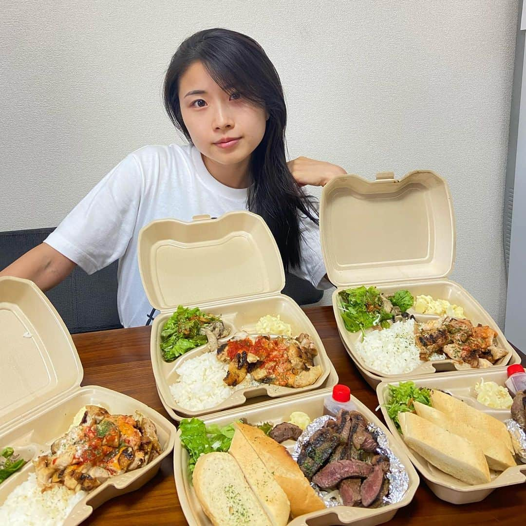 さくらさんのインスタグラム写真 - (さくらInstagram)「昨日の夜ご飯は気分で @ubereats_japanで頼んだ𓃻 家族でおうちでウーバーパーティーしながらテレビ観戦𓀡 お得なクーポンを入手したから、美味しそうなお肉頼んだ𓃒 詳細は @ubereats_japan のオフィシャルアカウントをチェックしてね！ 明日も頼んじゃおうかな〜。𓅓 笑  #あの人の名前#PR #薬学生#腹筋女子 #筋トレ#筋トレ女子#腹筋#おしり#fitness #bodymake#homeworkout#gym#booty」7月24日 12時33分 - sakufitness