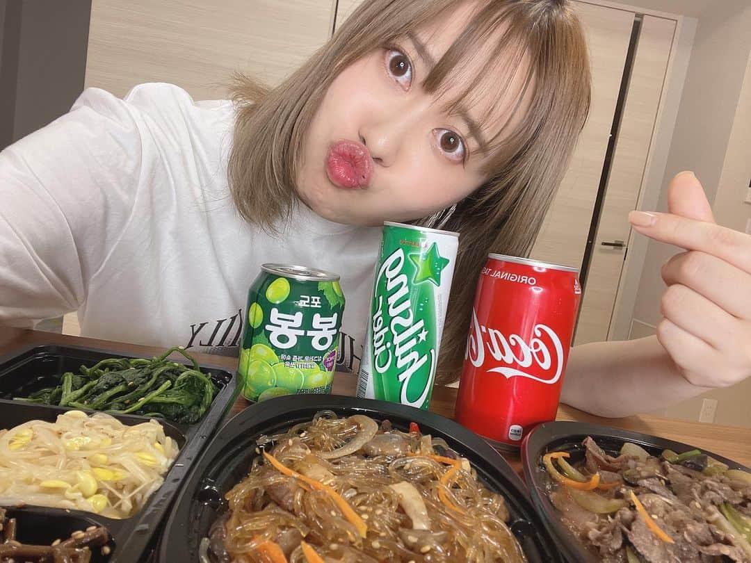 大松絵美のインスタグラム：「韓国料理注文して一人パーティしたら最高だった🥺🥺🥺 韓国料理大好きだけどなかなか家では作れないので頻繁にウーバーしてる☺️☺️☺️激ウマ！ 今Uber Eatsでめっちゃお得なキャンペーンやってるよん！ 詳細はオフィシャルアカウントで ぜひチェックしてみてね🙆‍♀️🙆‍♀️🙆‍♀️ @ubereats_japan #あの人の名前 #PR」