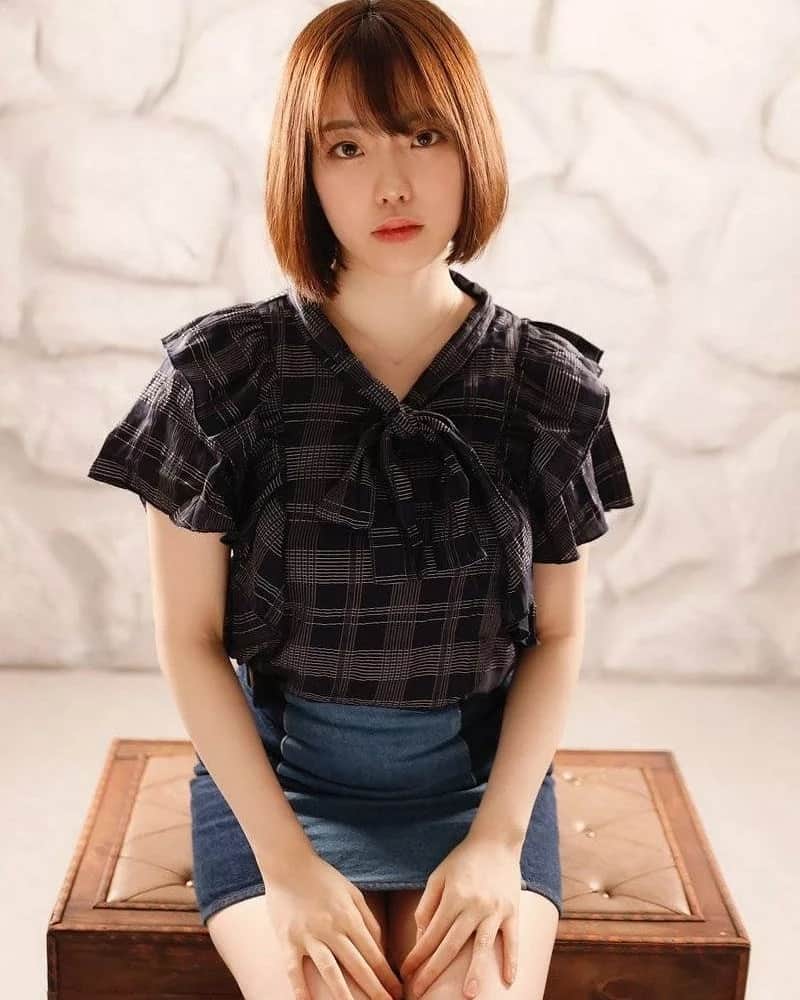 一劍浣春秋さんのインスタグラム写真 - (一劍浣春秋Instagram)「與高中同學的LINE群組上都是自己拍的AV，朝日りん煩死了！ #朝日りん # 朝日鈴 #一劍浣春秋」7月24日 12時54分 - chee828
