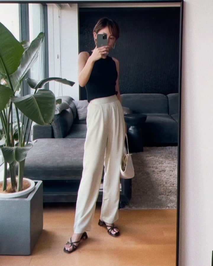 宮本沙恵のインスタグラム：「ヴィンテージサテンタックパンツ👖 . ZOZOマルチサイズでピッタリ！ @zozotown  #code#monotone」
