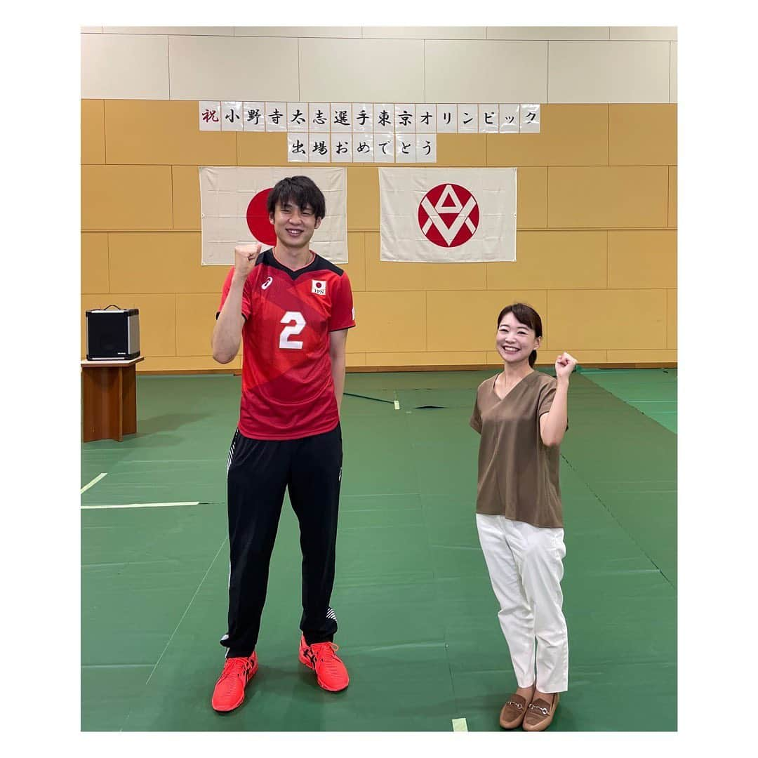 有田優理香さんのインスタグラム写真 - (有田優理香Instagram)「🏐🇯🇵  東京オリンピックも始まり、 これからテレビ観戦で忙しくなりそうです！ 引きこもりが進みます。笑  さて、きょうは男子バレーボールが初戦を迎えます！ 広島からはJTの小野寺太志選手が代表に✨  写真は先日取材した壮行会のもの。 久しぶりにお会いできましたが、 相変わらず身長差がすごいことになってます😂  宮城県出身で復興五輪への思いを持ちながら臨みたいという決意、 そして常に支えるご家族への感謝の気持ちを口にしていました☺️  延期になって難しい調整を強いられた一年。 その分もオリンピックの舞台を楽しんできていただきたいです！ 広島から応援しています📣  #東京オリンピック #tokyo2020 #男子バレーボール #龍神nippon #小野寺太志 選手　#広島テレビ #元気丸」7月24日 13時32分 - yurikaa0624