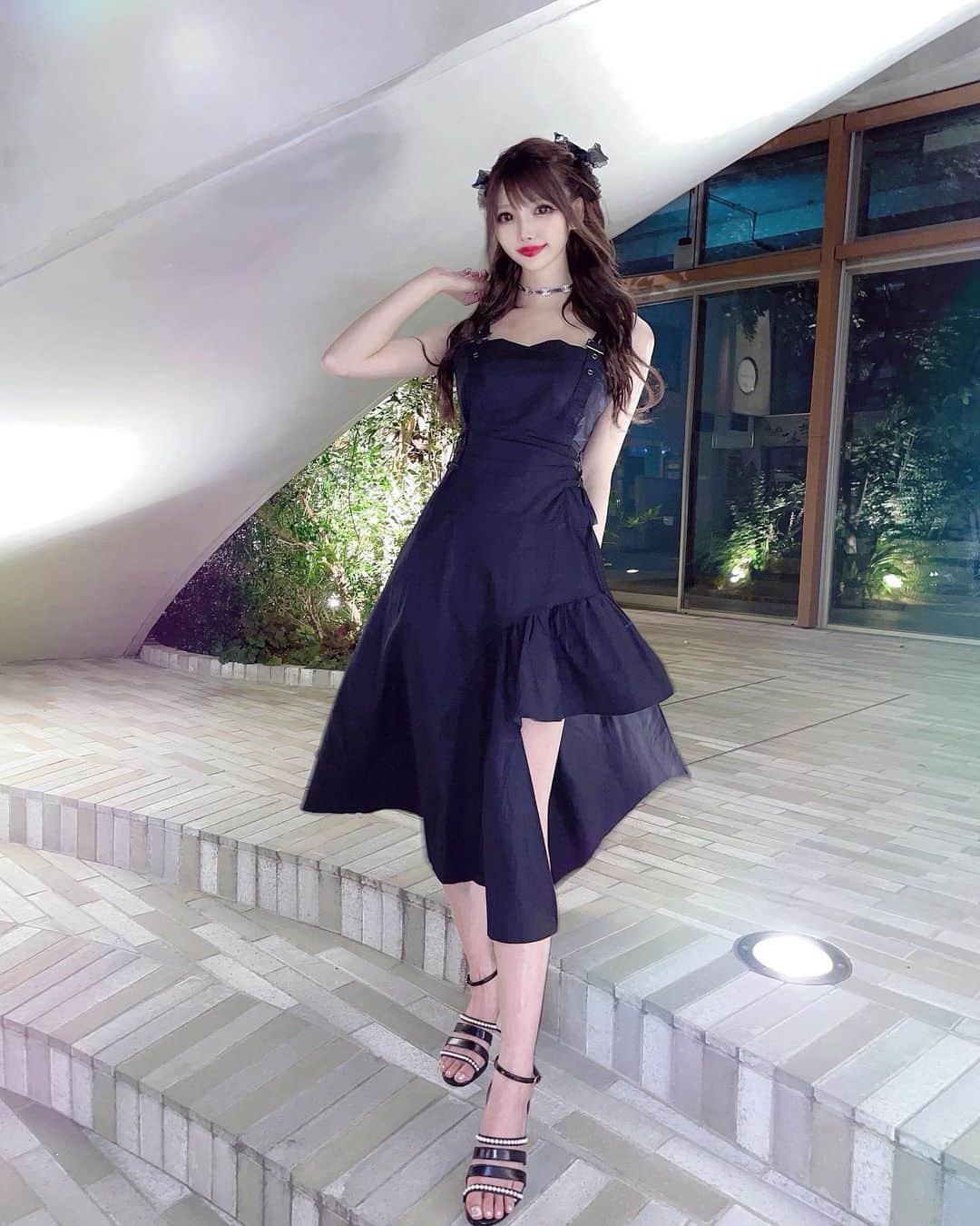 のインスタグラム：「めっちゃいい風きてた(*¯︶¯♥)🖤 風きすぎてブレてる（笑）😂😂😂  ワンピースは @sucredouceur_official で出すやつ💓 チョーカーとサンダルは @chanelofficial 💓  きゃわきゃわ😈♥️魔法使えそう（笑）  #コーデ#アシンメトリー#ワンピース#ワンピースコーデ #黒コーデ#ハーフツイン#sucredouceur」