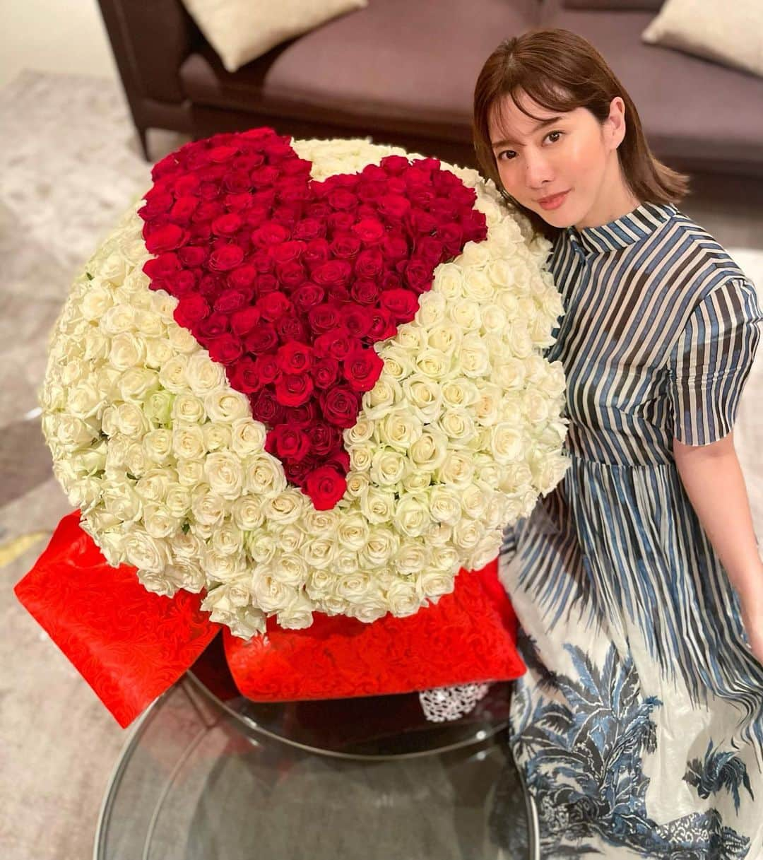 小川えりのインスタグラム：「豚からのサプライズ😳 出逢って3年記念日に500本の薔薇🥀中に❤️埋まってて可愛い。でもエンリケの好きな所100のノートで途中で止まったのは笑った‪wあの豚のヤロー🤮  豚よく暴走するし口悪いし色々と言われてるけれどたまにはいい所もあるみたい🐷‪w‪w」