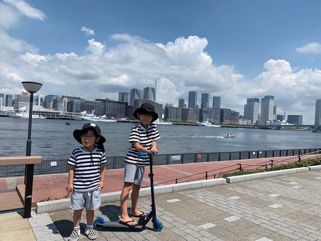 春名亜美さんのインスタグラム写真 - (春名亜美Instagram)「午前中パパと公園に行ってた息子たち。  パパは、レインボーブリッジの前を息子達が通り過ぎる動画を撮ろうとしてたらしいのだけど…😅  #次男またやってくれた #この公園来ると次男に笑いの神様降りがち #オリンピック選手村」7月24日 13時46分 - amiharunaami