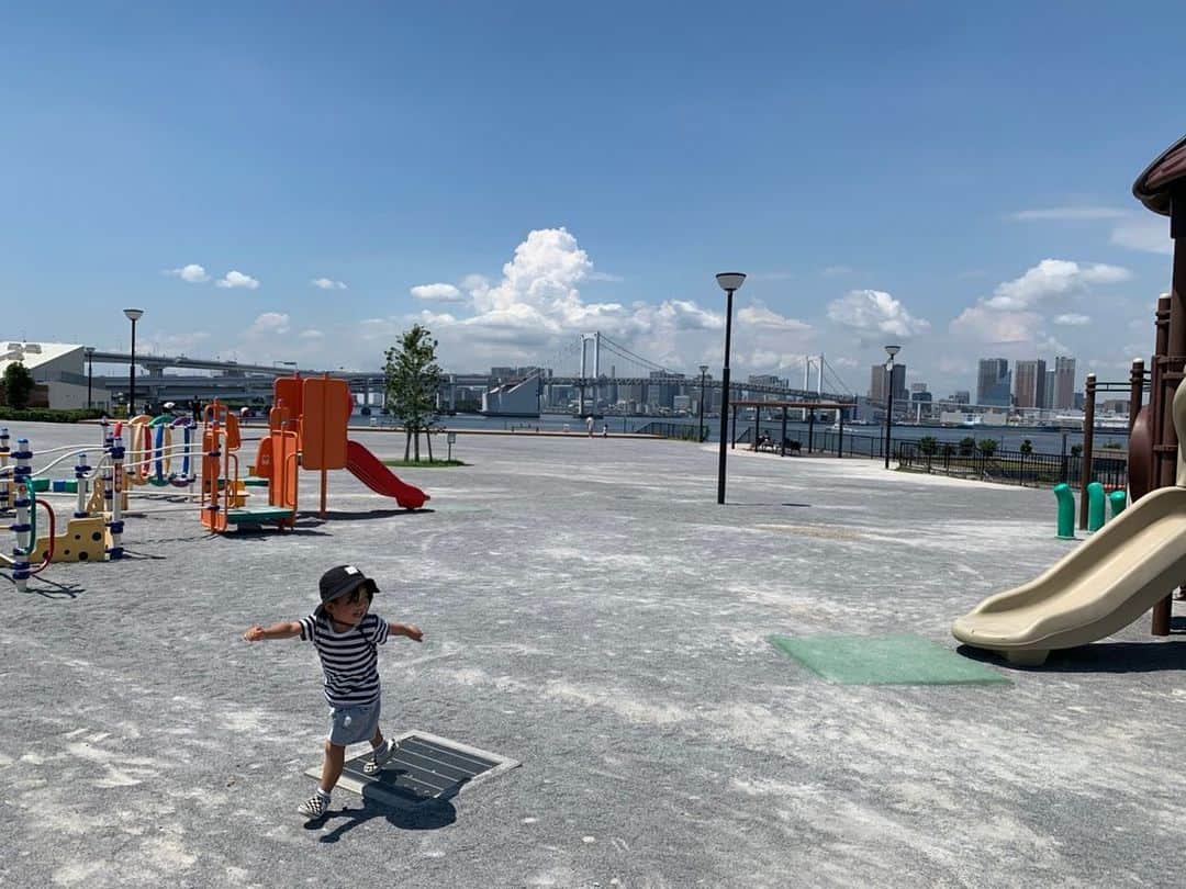 春名亜美さんのインスタグラム写真 - (春名亜美Instagram)「午前中パパと公園に行ってた息子たち。  パパは、レインボーブリッジの前を息子達が通り過ぎる動画を撮ろうとしてたらしいのだけど…😅  #次男またやってくれた #この公園来ると次男に笑いの神様降りがち #オリンピック選手村」7月24日 13時46分 - amiharunaami