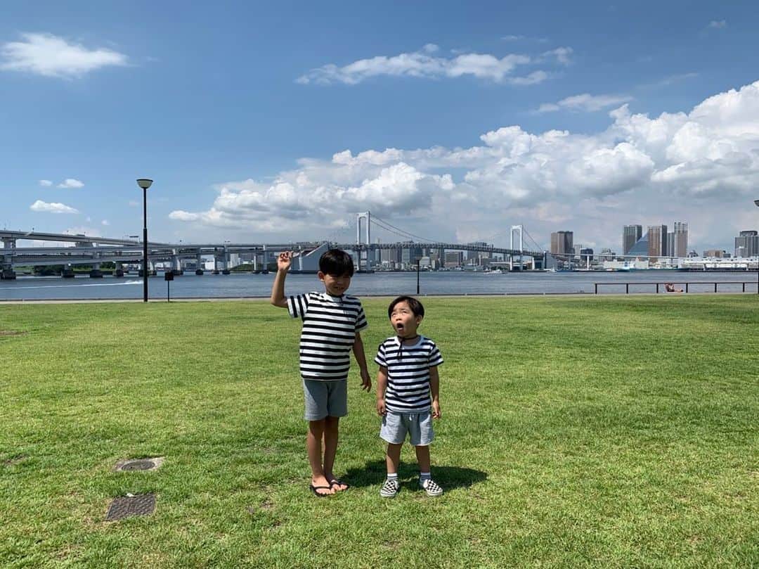 春名亜美さんのインスタグラム写真 - (春名亜美Instagram)「午前中パパと公園に行ってた息子たち。  パパは、レインボーブリッジの前を息子達が通り過ぎる動画を撮ろうとしてたらしいのだけど…😅  #次男またやってくれた #この公園来ると次男に笑いの神様降りがち #オリンピック選手村」7月24日 13時46分 - amiharunaami