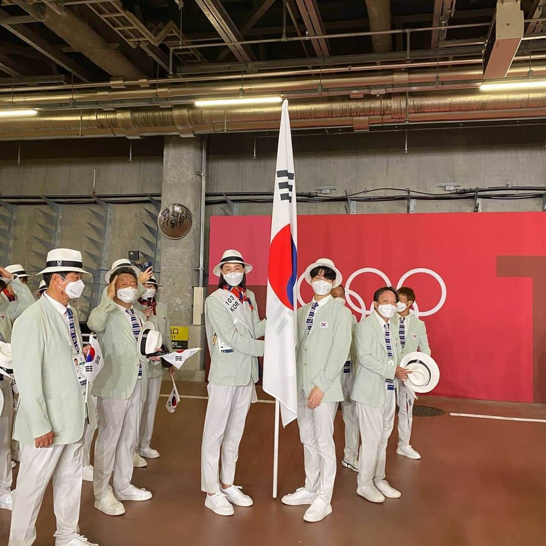 キム・ヨンギョンさんのインスタグラム写真 - (キム・ヨンギョンInstagram)「도쿄 올림픽 2020+1에서 기수로 선정되어 영광스러운 자리에 참석하게 됐습니다. 대한민국 모든 선수들 열심히 준비하고 고생하신 만큼 좋은 결과 있으시길 응원하겠습니다 🇰🇷 #flagbearer #tokyoolympics #teamkorea🇰🇷 #teamgalaxy」7月24日 13時43分 - kimyk10