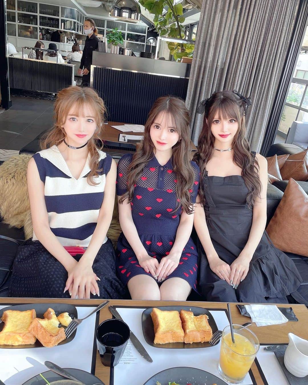 のインスタグラム：「仲良し3人で青山のmarcerbranch🍴💓🍾  注文の仕方意思疎通出来なくて ゆめちゃんのご飯来ないし、フレンチトーストが大量に届いて大爆笑した😂♥️笑  ここのフレンチトースト美味しいからよかった😂💓🍴笑  ご飯もどっちも美味しかったー💕  ここ写真映えするからとても好き🥰♥️✨ インテリアとか小物も凄くセンス良いからスタッフさんが良ければ完璧なのにめっちゃ惜しいなーって思った😭🎀✨ でもめっちゃ映えるしご飯美味しいから私は許容😂💓  3人でカフェしてお買い物して夜ご飯たべて楽しい日だったー🥰♥️  久しぶりに夜更かしした！(23:00前に帰宅)笑😈♥️  #マーサーブランチ#マーサーブランチ表参道 #表参道カフェ #表参道ランチ #青山カフェ #青山ランチ #女子会」