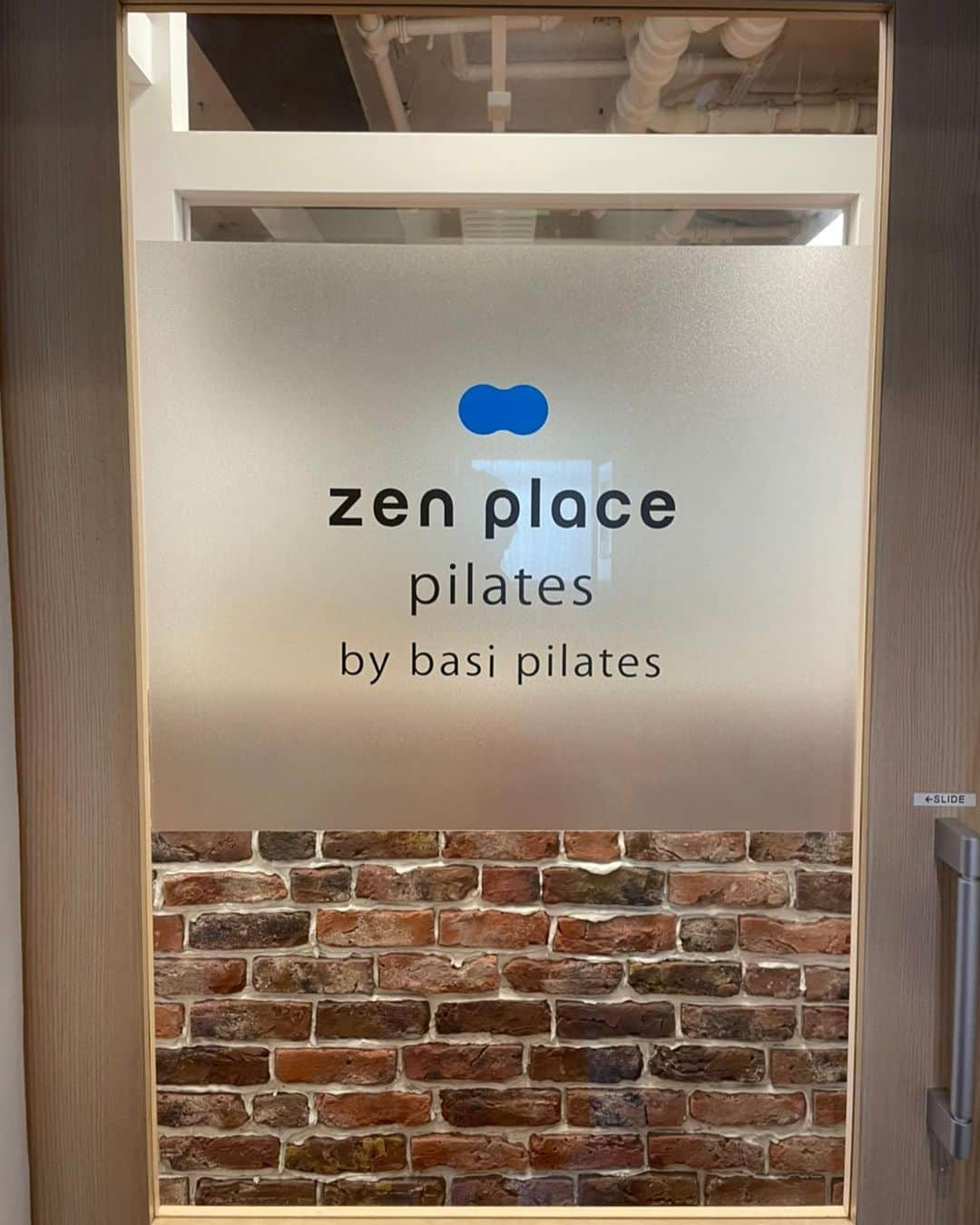 春名亜美さんのインスタグラム写真 - (春名亜美Instagram)「@zenplace_official のピラティス体験に行ってきました🧘🏼‍♀️  お友達がピラティスにずっと通ってて、会うたびにどんどんカラダが理想的になってるから、ずっと行きたい願望があったのです。  ヨガとピラティスって、同じようなものかと思ってたけど、全然違うものでした！  ピラティスは、元々リハビリを目的に作られた身体と心のコントロール術だそう。  普段絶対に動かすことのない場所を動かして、自分の身体と向き合うことができました🪐  骨盤や背骨など、骨格の癖や歪みを整えることで、ケガをしにくい身体づくりにも繋がるみたいです。  インストラクターさんの指導もすごくわかりやすくて、楽しく体験できました🧘🏼‍♀️  ピラティス体験したことない方は是非体験してみてほしい🤗 ・ ・ ・ #zenplace #PR #ピラティス #ヨガ　#zenplacepilates恵比寿  @zenplace_official」7月24日 14時21分 - amiharunaami