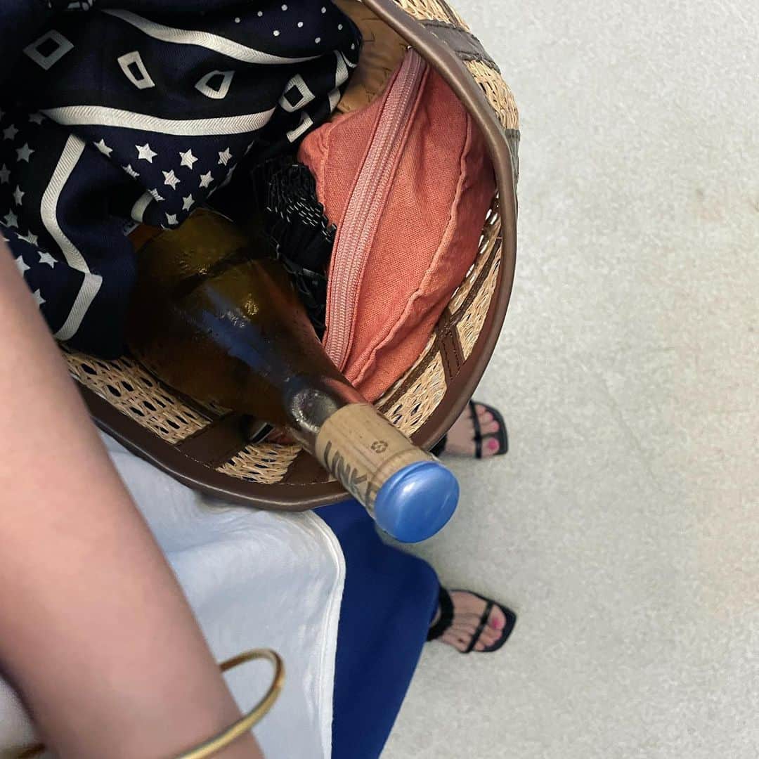 辺見えみりさんのインスタグラム写真 - (辺見えみりInstagram)「バッグの中に ワインの瓶を入れる女…だった昨日」7月24日 14時32分 - emiri_hemmi