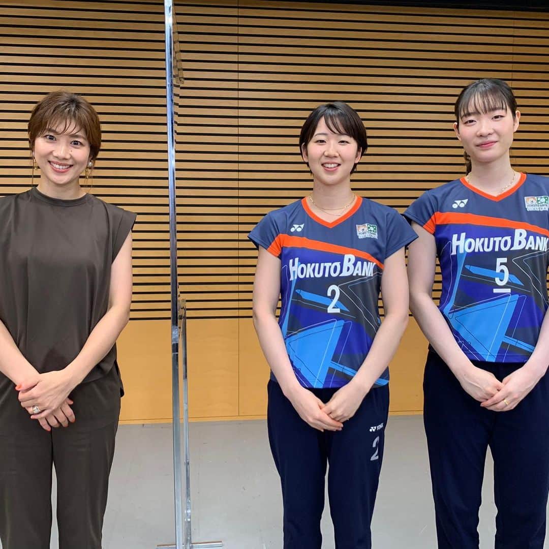 潮田玲子さんのインスタグラム写真 - (潮田玲子Instagram)「世界ランキング2位！ 女子ダブルスナガマツペアこと 永原松本ペア！ 二人らしい攻撃的なプレーに注目です😍🙌  ナガマツも本日初戦を迎えます！  頑張れニッポン🇯🇵🇯🇵🇯🇵  #テレ朝 #インタビュー #バドミントン #永原松本ペア」7月24日 14時47分 - reikoshiota_official