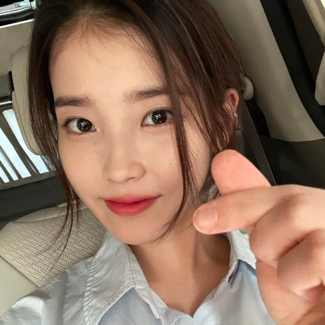 IUさんのインスタグラム写真 - (IUInstagram)「하늘색이 잘 받는 나 🧏🏻‍♀️」7月24日 14時50分 - dlwlrma